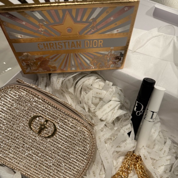 NWT Diorshow Volume and Definition
Essentials Holiday 2025 Gift Set - Picture 4 of 8